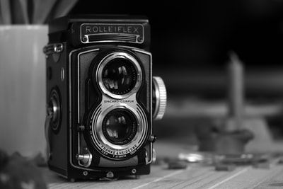 灰度的黑色复古相机摄影
